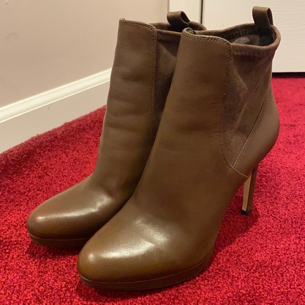 NEVER WORN Nine West Brown Booties!